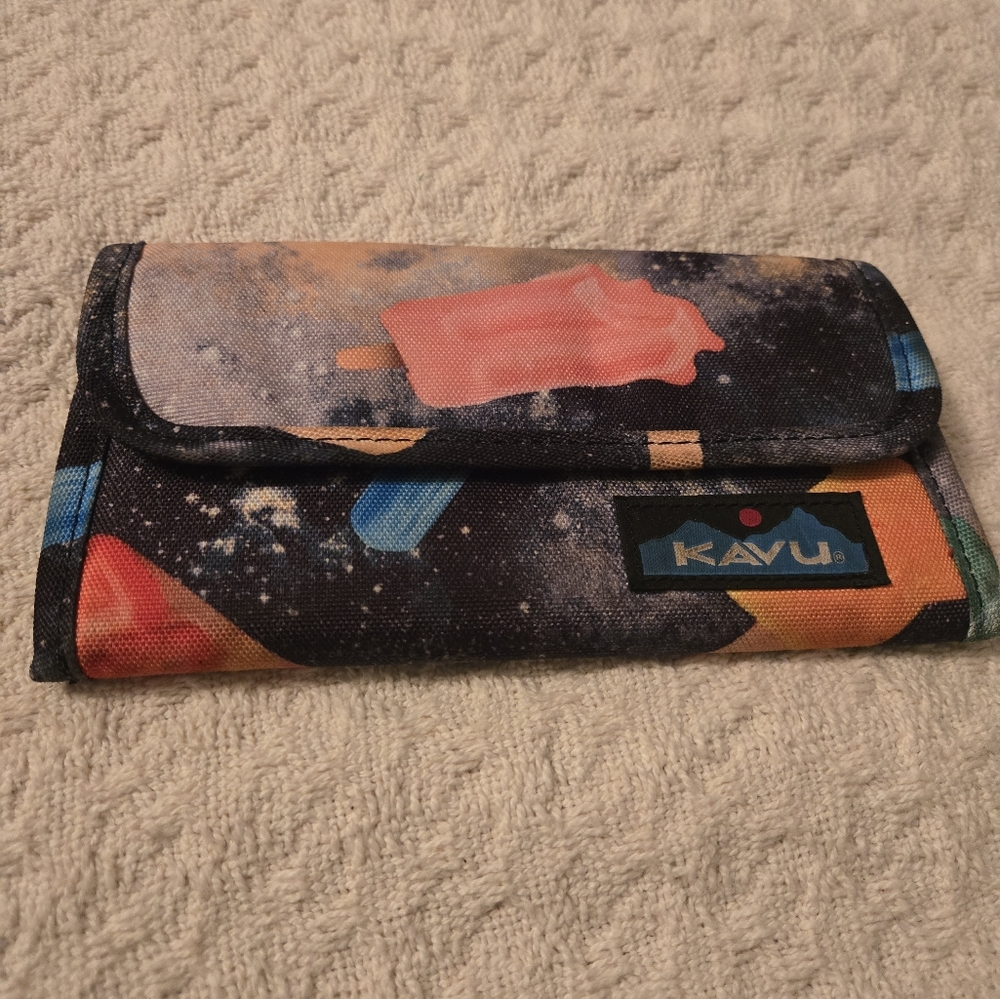 RARE pattern Kavu sling bag and tri-fold wallet - Picture 9 of 13